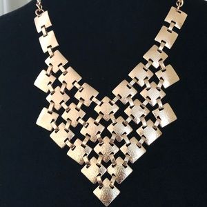 BNWT gold tone fashion necklace